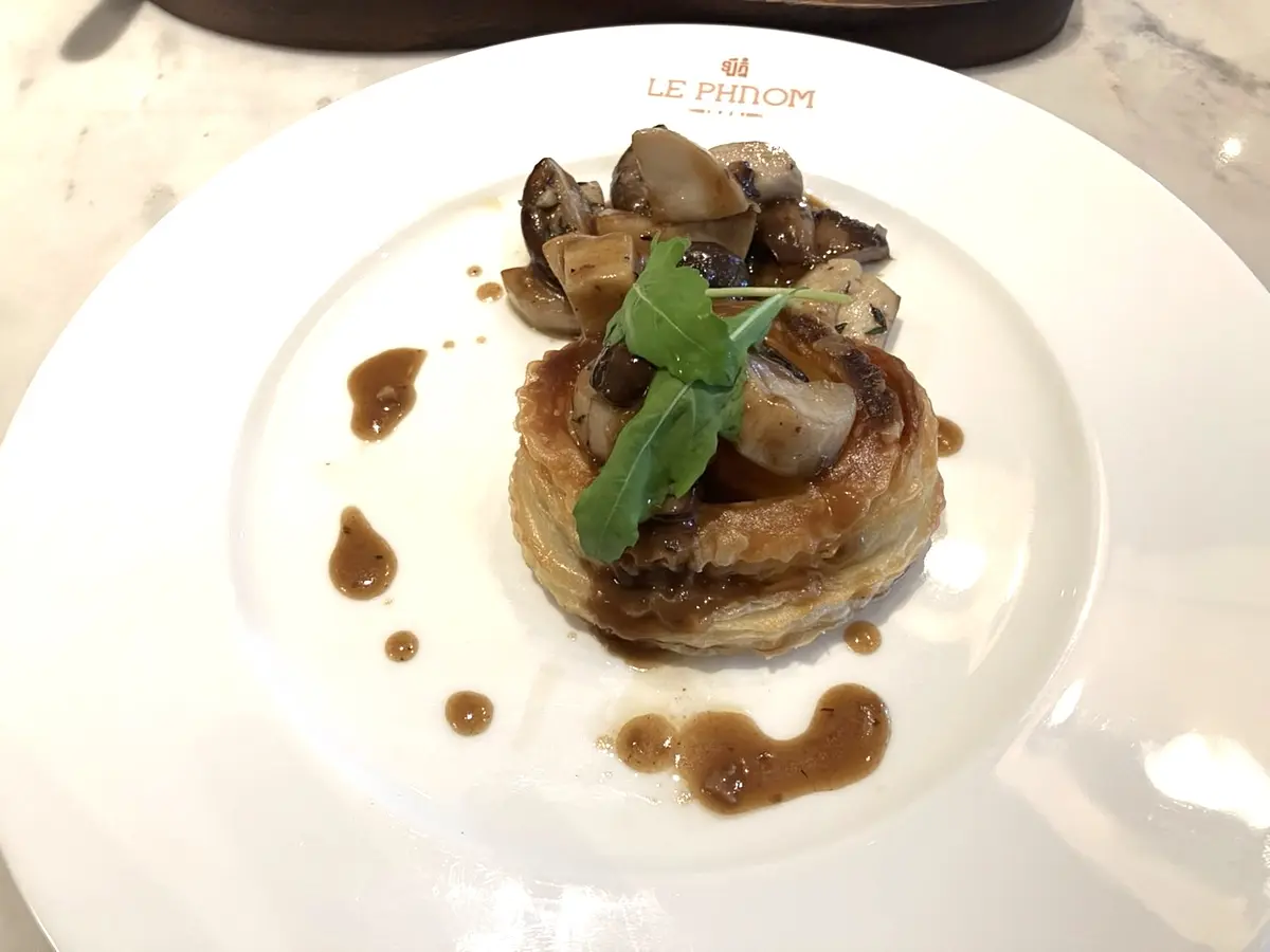 【プノンペン】ラッフルズホテルのレストランとバーが素敵すぎる