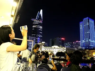 ホーチミンの夜、ナイトツアーの定番！水上人形劇＆ディナークルーズの２大スポットがセットに！