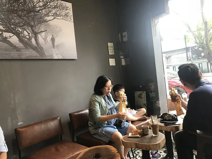 タオディエンでモーニング散歩〜バインミーとベトナムコーヒー