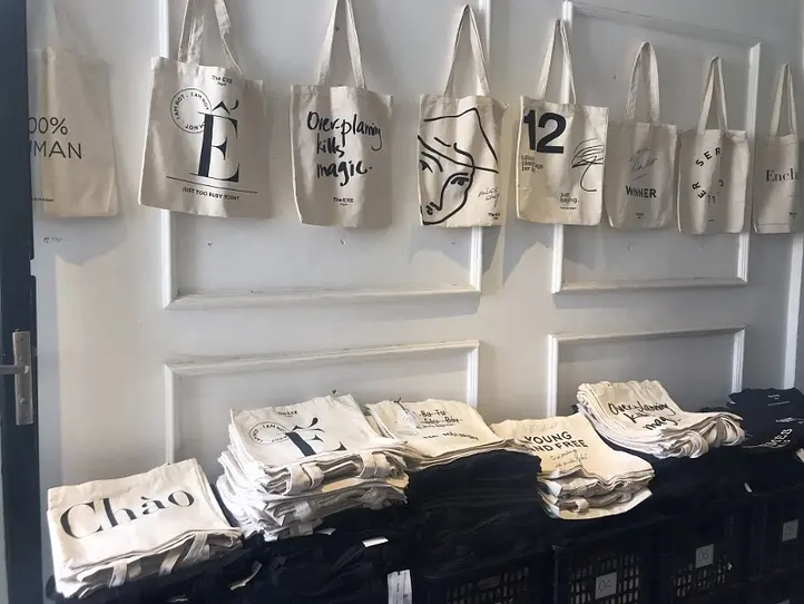 プレゼントやお土産にも最適！シンプルなデザインのトートバッグが手に入る~The E.Y.E Saigon