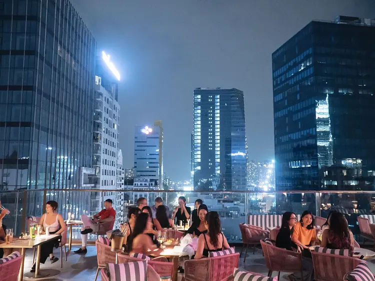 ピンク ・ラビット・ ルーフトップ ・バー