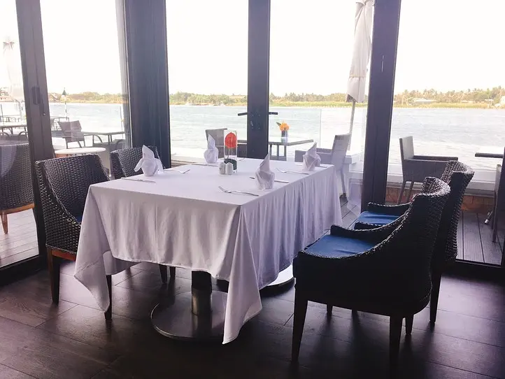 サイゴン川の景色を優雅に楽しめるレストラン「Bistro Sông Vie」（ビストロ・ソング・ヴィエ）
