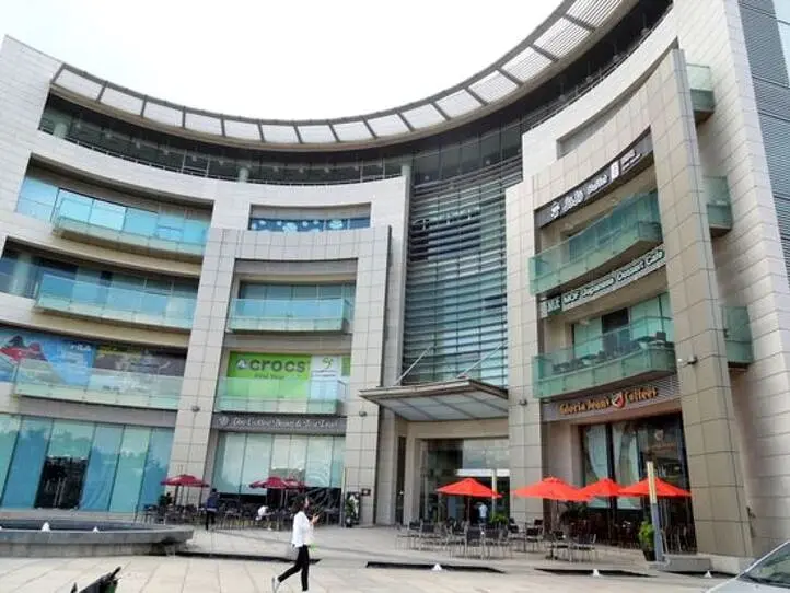 高級住宅街に建つクレセントモールに突入！