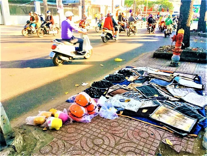 ホーチミンの路上ではあらゆるものが売られている