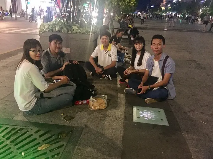 ベトナムのセンター街で座ってる人たちに何してるのか聞いてみた