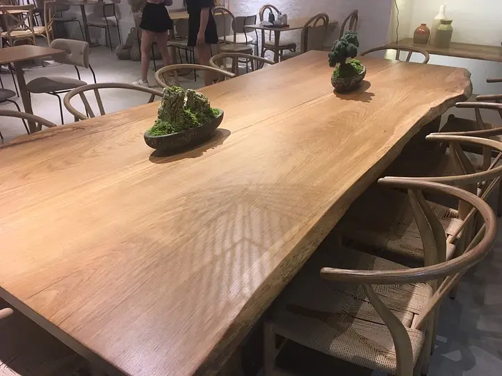 ビンタイン区の池のほとりにある景色がきれいなカフェ