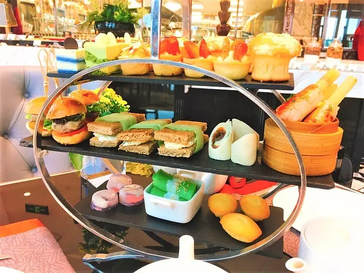 6つ星ホテル「ザ・レヴェリー・サイゴン」でアフタヌーンティーを