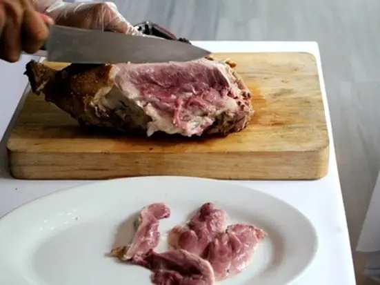 フランス人シェフが目の前で鴨を調理。