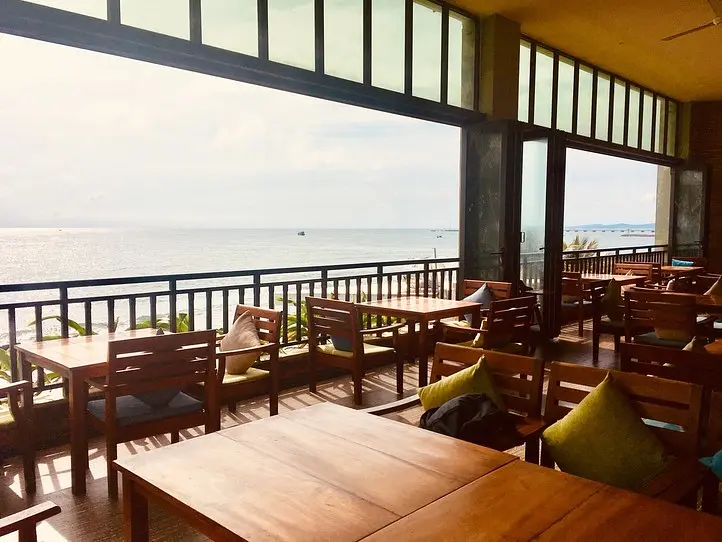 【フーコック】大人気の海辺のシーフードレストラン「Nhà Hàng Hải Sản Xin Chào」