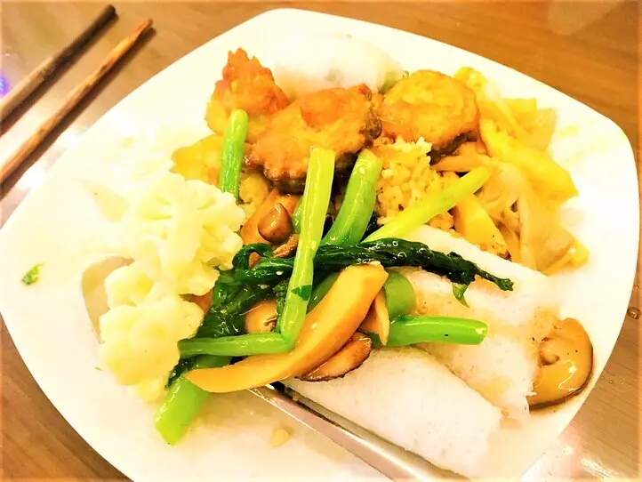 ローカルなベジタリアンバイキング「Nhà Hàng Chay Quận 1 Mãn Tự Vegan」