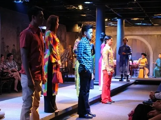 アオザイと文化、少数民族の暮らしの様子を舞台で表現