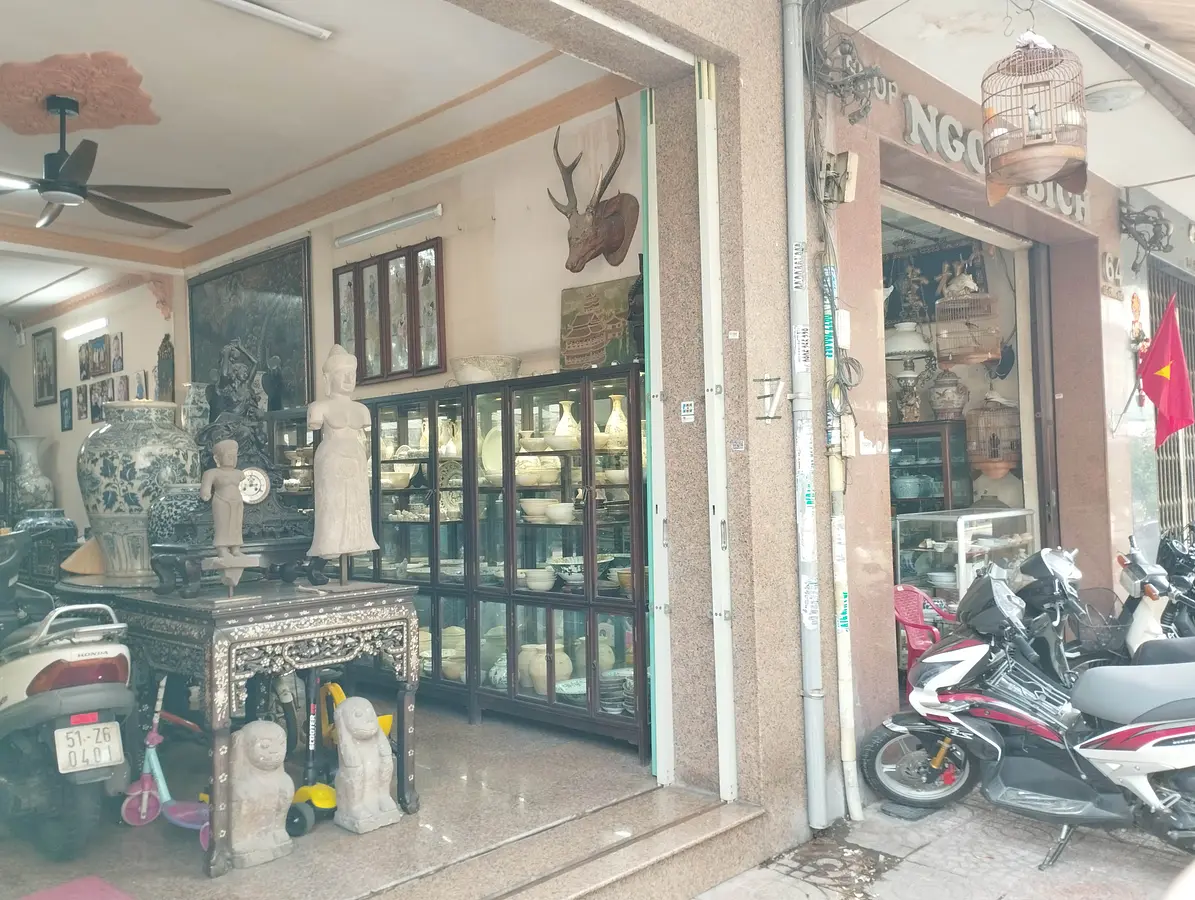 ベンタイン市場から２分歩いて芸術とローカルグルメに出会う