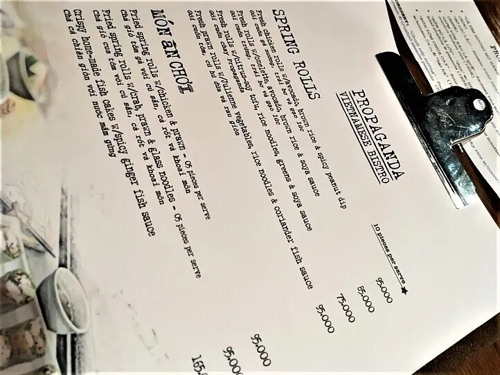 プロパガンダポスターをテーマにしたフォトジェニックなレストラン~「PROPAGANDA（プロパガンダ）」