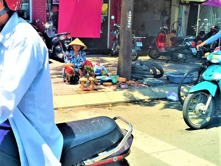 ホーチミンの路上ではあらゆるものが売られている