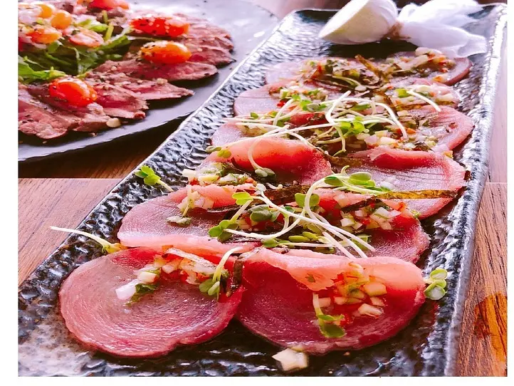 ゆったり流れるサイゴン川でオシャレなランチタイムを～The Deck