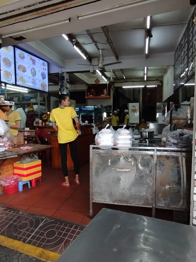 ベンタイン市場から２分歩いて芸術とローカルグルメに出会う