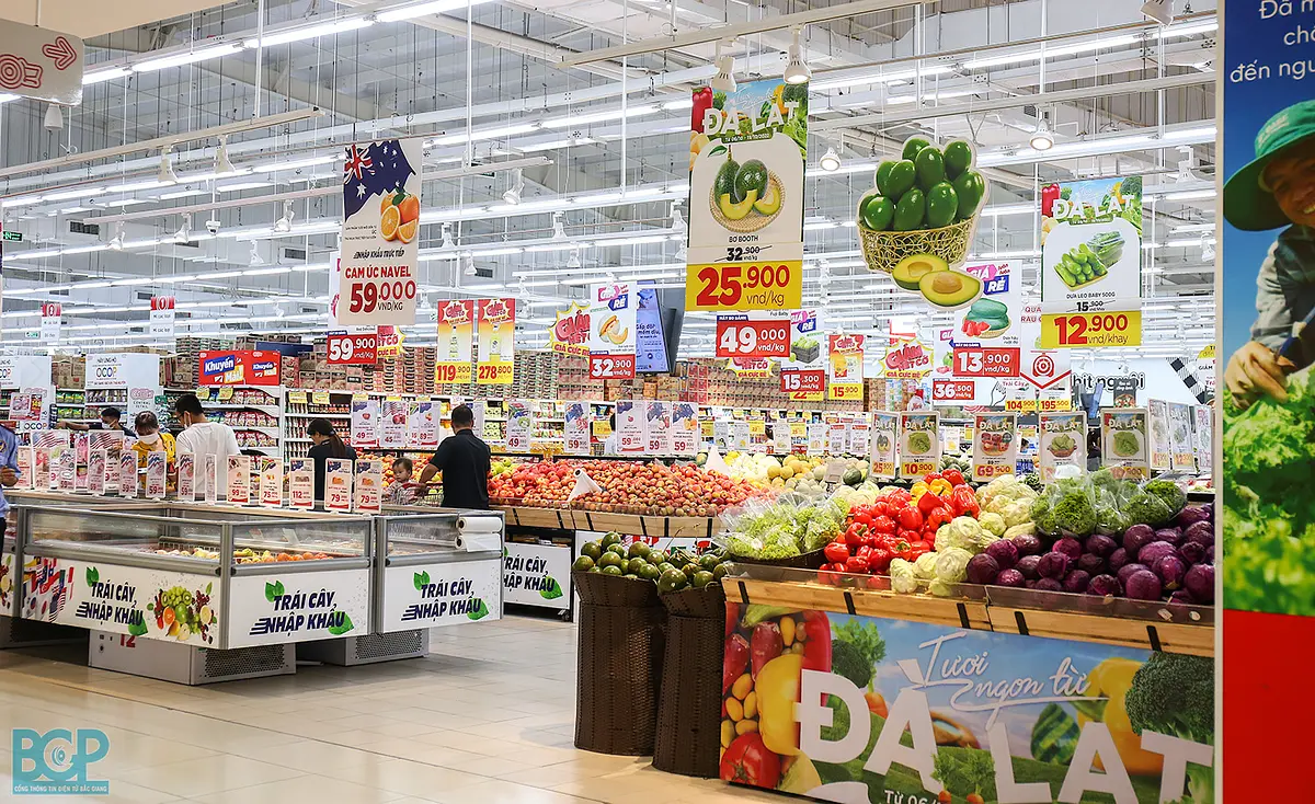 ベトナム人はどこで食材を買う？ 活気あふれる市場 . 便利なスーパー