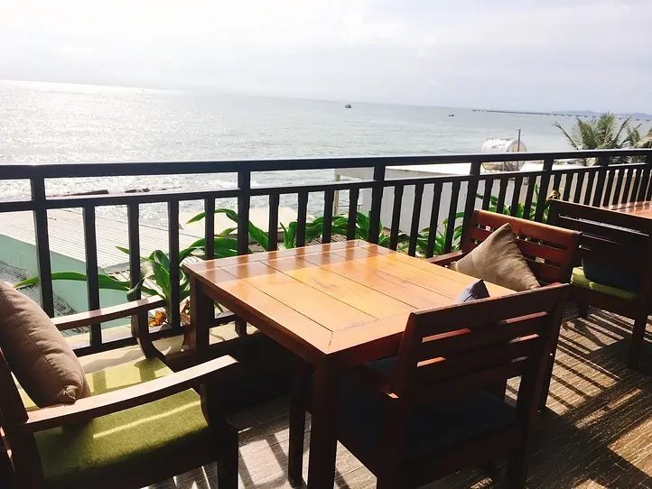 【フーコック】大人気の海辺のシーフードレストラン「Nhà Hàng Hải Sản Xin Chào」