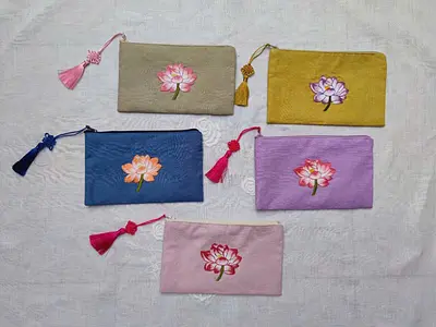 ロータス刺繍のポーチ