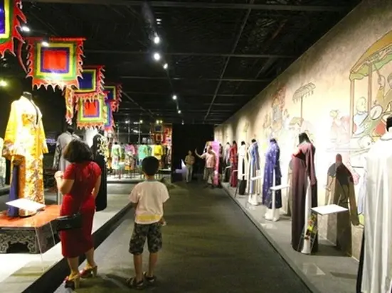 アオザイと文化、少数民族の暮らしの様子を舞台で表現