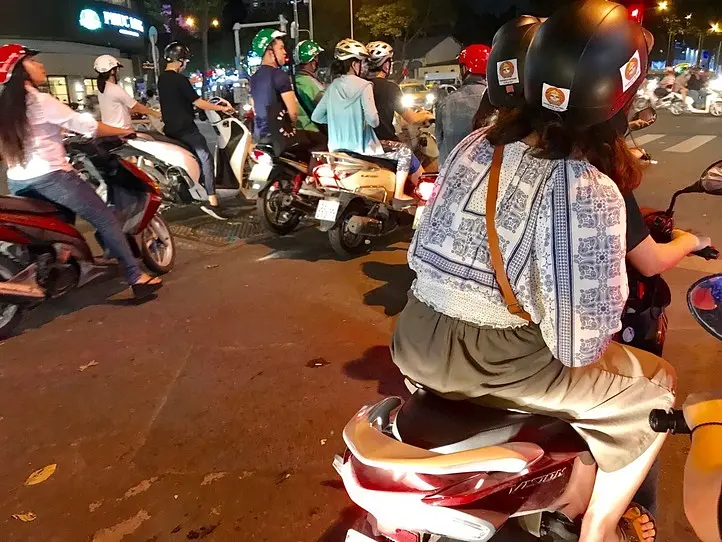 バイクで行く！ホーチミングルメツアー (4時間半)