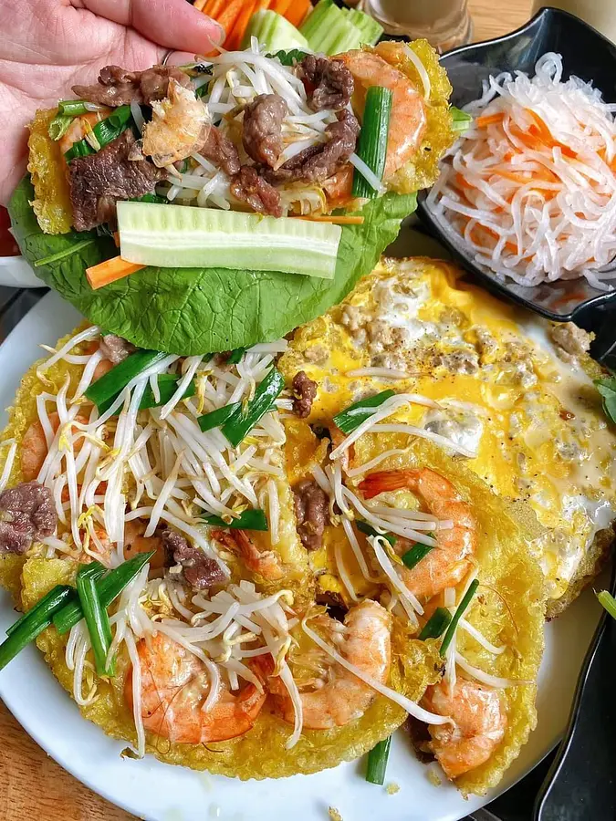 バインセオ「Bánh Xèo」とは？食べ方・大きさの違い・ホーチミンでの価格と体験をわかりやすく解説