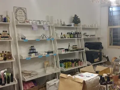 こんなところに…。古アパートに入居するかわいいお店たち