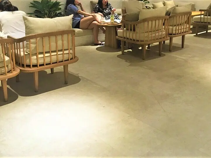 ビンタイン区の池のほとりにある景色がきれいなカフェ