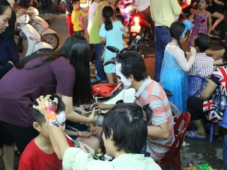 ももの女子旅日記：ベトナムのハロウィーンにバックパッカー街へ！？【第26話 / 連載4コマ漫画 】