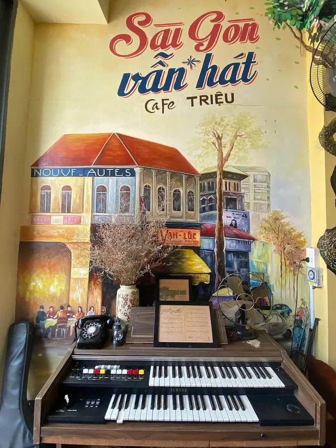 ビンタイン区の線路カフェ「Tiệm Cafe TRIỆU」完全ガイド - 目の前を列車が走るスリル体験