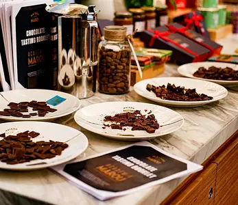 チョコレート・ワークショップ：あなたの手でカカオ豆を本格的な板チョコへと変える場所。