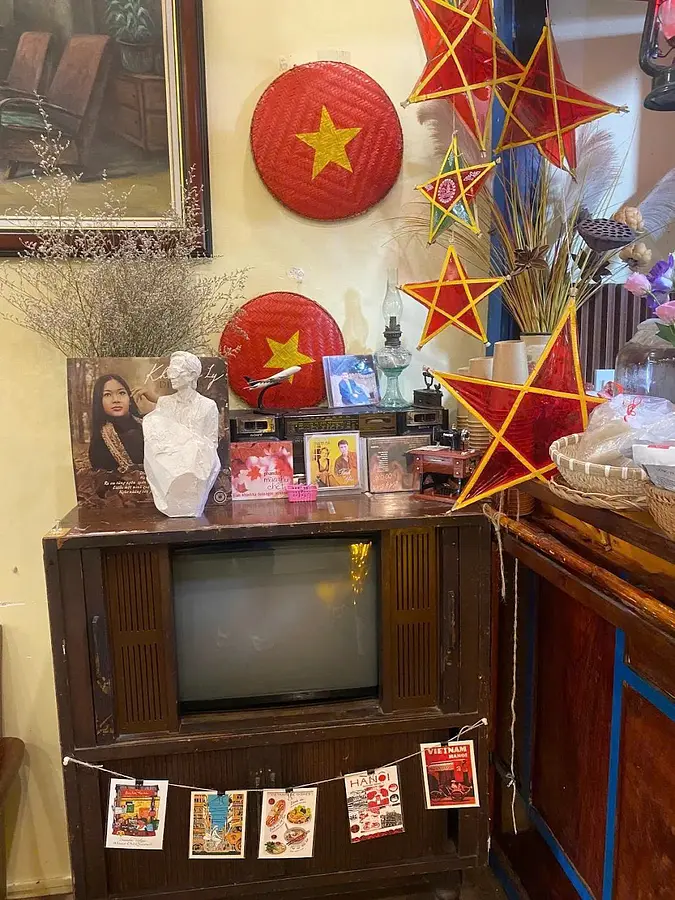 ビンタイン区の線路カフェ「Tiệm Cafe TRIỆU」完全ガイド - 目の前を列車が走るスリル体験
