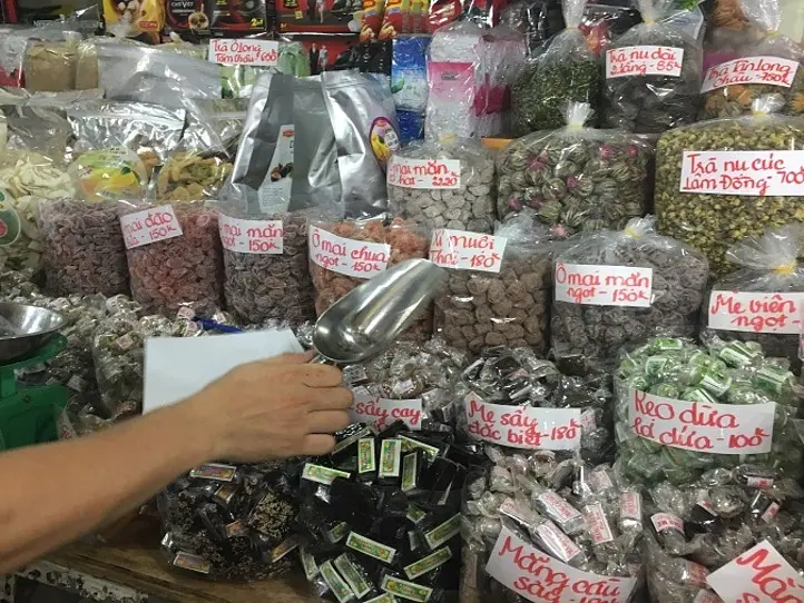 お土産のナッツを買うならここで！～タンディン市場「A MOUI」～