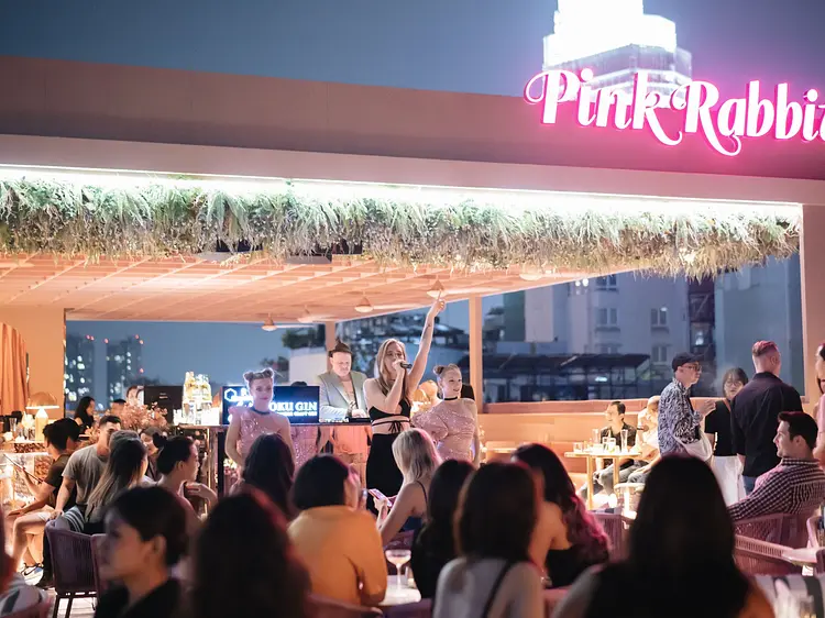 ピンク ・ラビット・ ルーフトップ ・バー