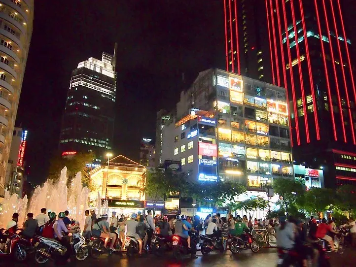 バイクで行く！ホーチミングルメツアー (4時間半)