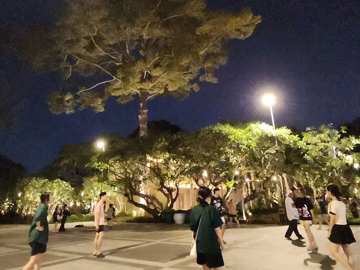 歩く人、遊ぶ人、ただ休む人。ホーチミンのリータイトー公園で過ごす夜