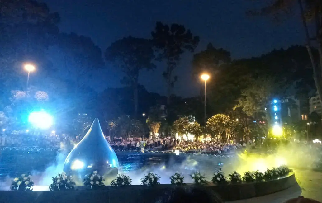 歩く人、遊ぶ人、ただ休む人。ホーチミンのリータイトー公園で過ごす夜