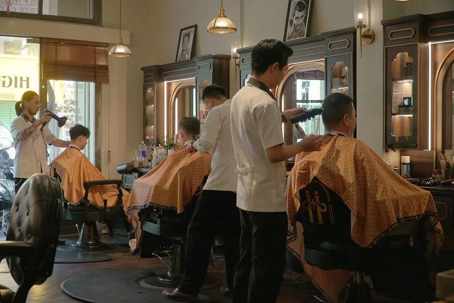 ベトナムの床屋では、髪を切るだけでなく耳掃除も？