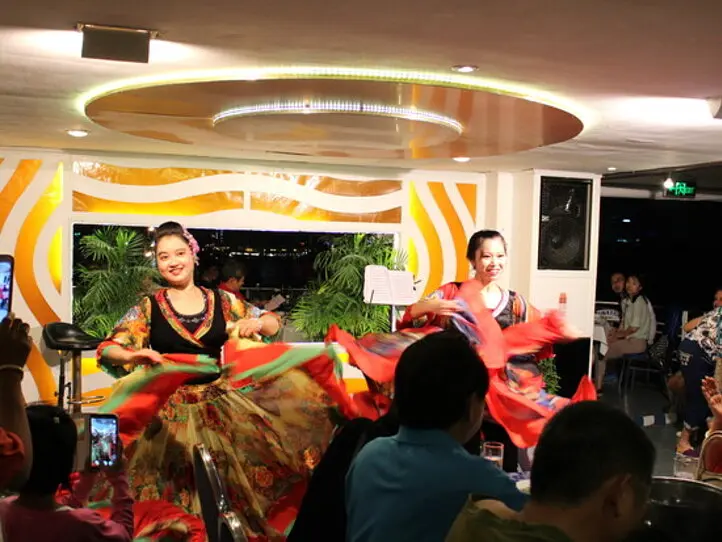 ホーチミンの夜、ナイトツアーの定番！水上人形劇＆ディナークルーズの２大スポットがセットに！