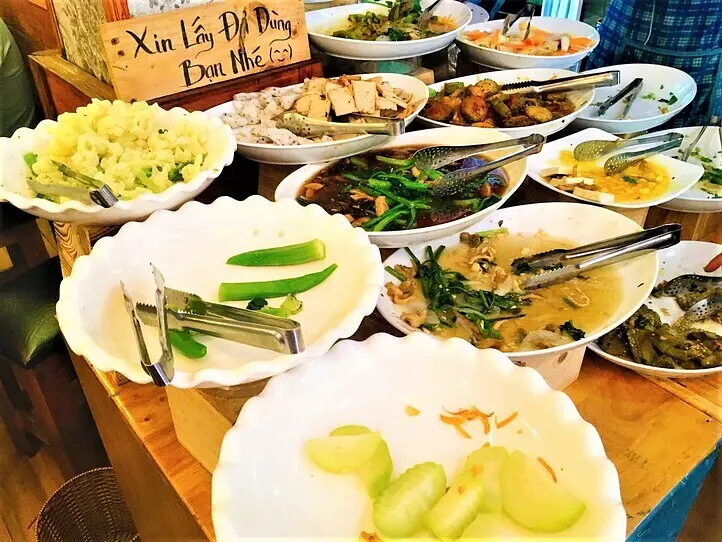 ローカルなベジタリアンバイキング「Nhà Hàng Chay Quận 1 Mãn Tự Vegan」