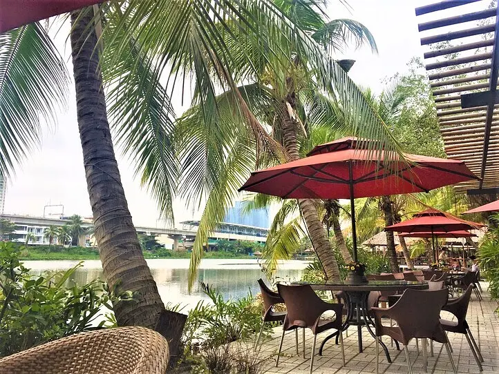 ビンタイン区の池のほとりにある景色がきれいなカフェ