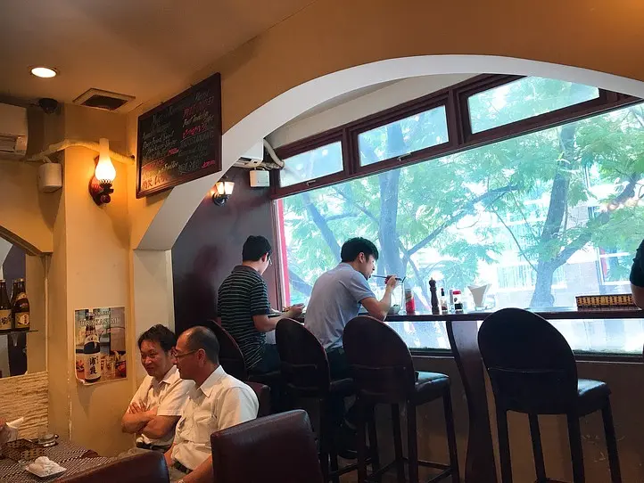 店内喫煙可！懐かしい雰囲気が漂うホーチミン市の日系洋食店〜The First Bar〜