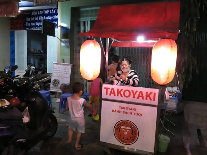 ホーチミンではたこ焼きが大人気！一風変わった10個の具を食べてみた