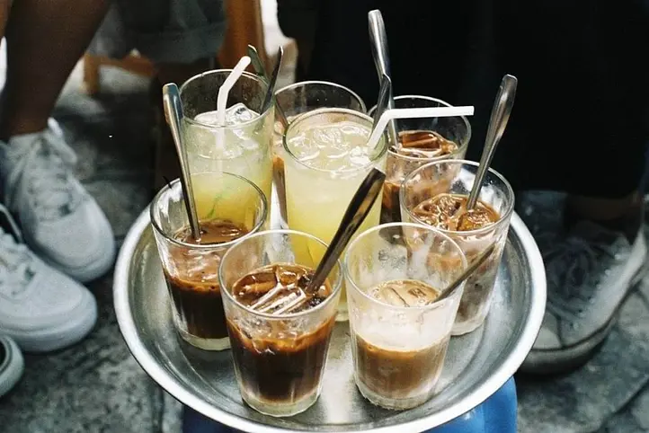 ベトナムの朝を体験！ 路上カフェと活気ある街の風景