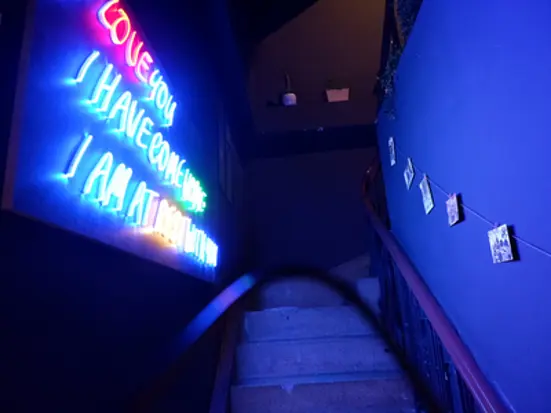 ビジネスマンが通う日本人街のダイニングバー。カップルや一人旅、女子旅にもおすすめ！