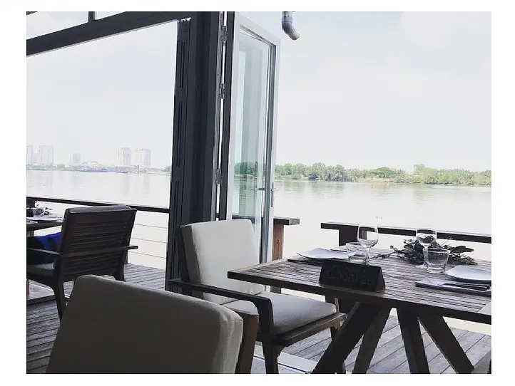 ゆったり流れるサイゴン川でオシャレなランチタイムを～The Deck