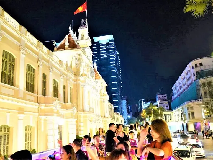 2階建て観光バスでホーチミンの主要スポットを巡ろう！