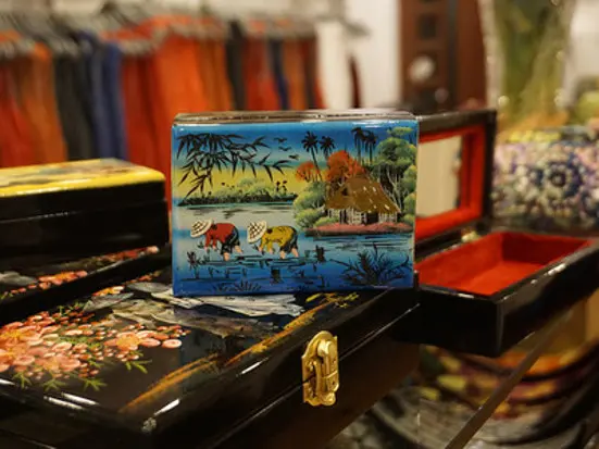 ドンコイ通り！拘りのディテールと上質な生地が外国人に人気