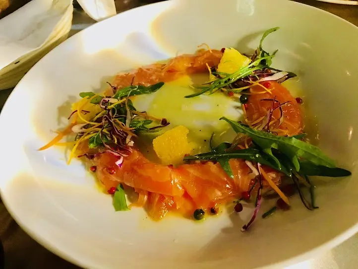 教会を眺めながら、パリを感じるおしゃれフュージョン料理～RuNam D