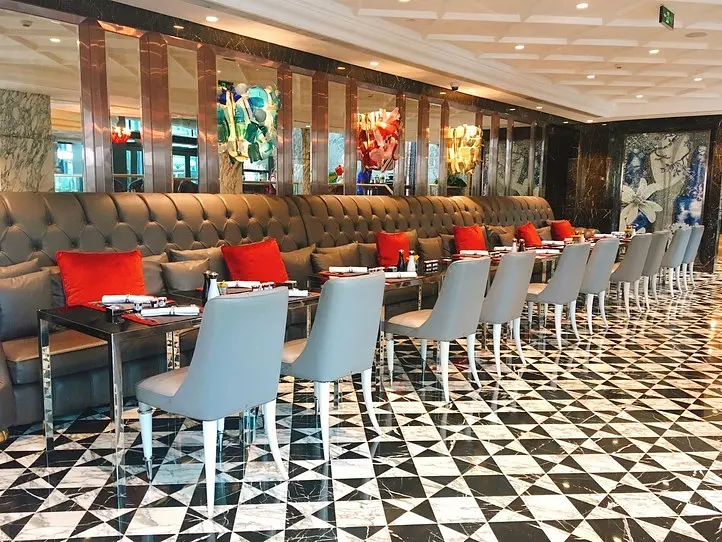 6つ星ホテル「ザ・レヴェリー・サイゴン」でアフタヌーンティーを